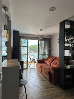TV - 2-Bedroom Apartment with Pool and Garage, 500m from the Beach (Rio de Janeiro)