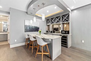Dining - Family Guest Suite in Marpole (Vancouver)