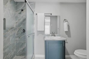 Hair dryer, towels - Nature Escape Studio Apt on 22 Acres! (Waller)