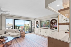Smart TV - 2BR 2.5B Beach Condo for Families with Scenic Views and Gulf-Side Pool (Destin)