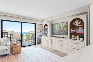 Smart TV - 2BR 2.5B Beach Condo for Families with Scenic Views and Gulf-Side Pool (Destin)
