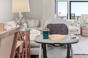 Smart TV - 2BR 2.5B Beach Condo for Families with Scenic Views and Gulf-Side Pool (Destin)