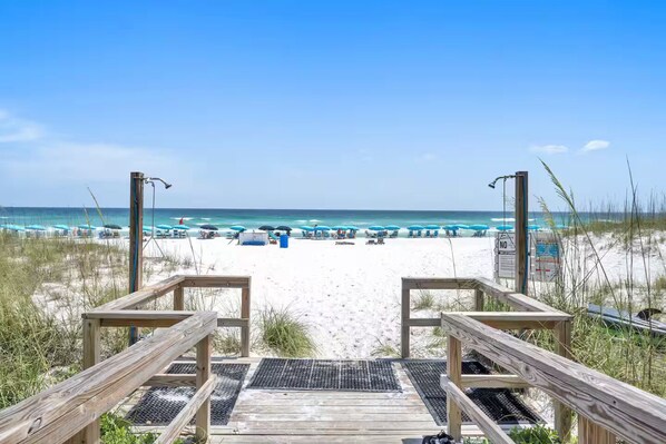 On the beach - 2BR 2.5B Beach Condo for Families with Scenic Views and Gulf-Side Pool (Destin)