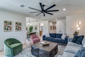 TV - La Fleur Chateau 4B 2B Duplex KING Pet Friendly (Richardson)