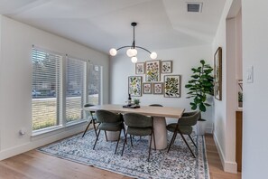 Dining - La Fleur Chateau 4B 2B Duplex KING Pet Friendly (Richardson)