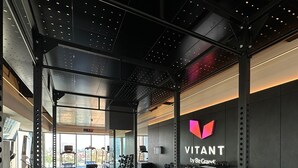 A modern gym with a bench, weight racks, and a wall-mounted logo. - Studio/Loft Apartment in Vitant by BeGrand Anahuac, close to Polanco. (Ciudad de México)