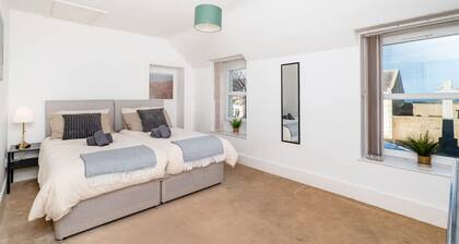 Charming 1-bed Coastal Cottage by Holiday Homes