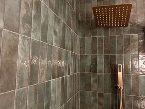 Dusche, Haartrockner, Handtücher, Shampoo