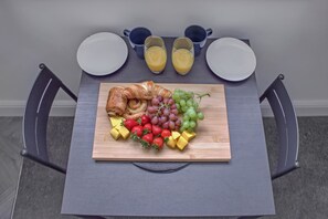 Dining - The Cosy Quayside Apartment | Central (Gloucestershire)