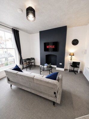 TV - The Quayside Serviced Apartments | The Retreat (Gloucestershire)