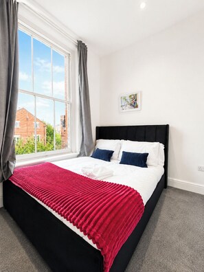 1 bedroom, iron/ironing board, free WiFi, bed sheets - The Quayside Serviced Apartments | The Retreat (Gloucestershire)