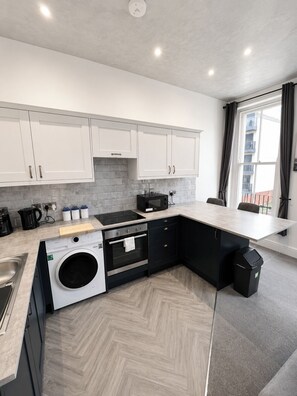 Fridge, microwave, oven, stovetop - The Quayside Serviced Apartments | The Retreat (Gloucestershire)