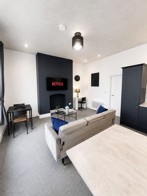 TV - The Quayside Serviced Apartments | The Retreat (Gloucestershire)
