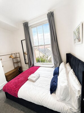 1 bedroom, iron/ironing board, free WiFi, bed sheets - The Quayside Serviced Apartments | The Retreat (Gloucestershire)