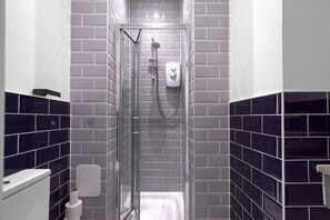 Hair dryer, towels - The Quayside Serviced Apartments | The Lookout (Gloucestershire)
