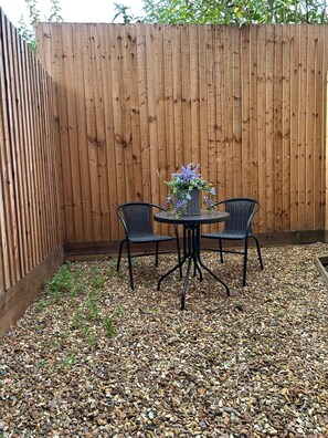 Outdoor dining - The Quayside Serviced Apartments | The Hideaway (Gloucestershire)