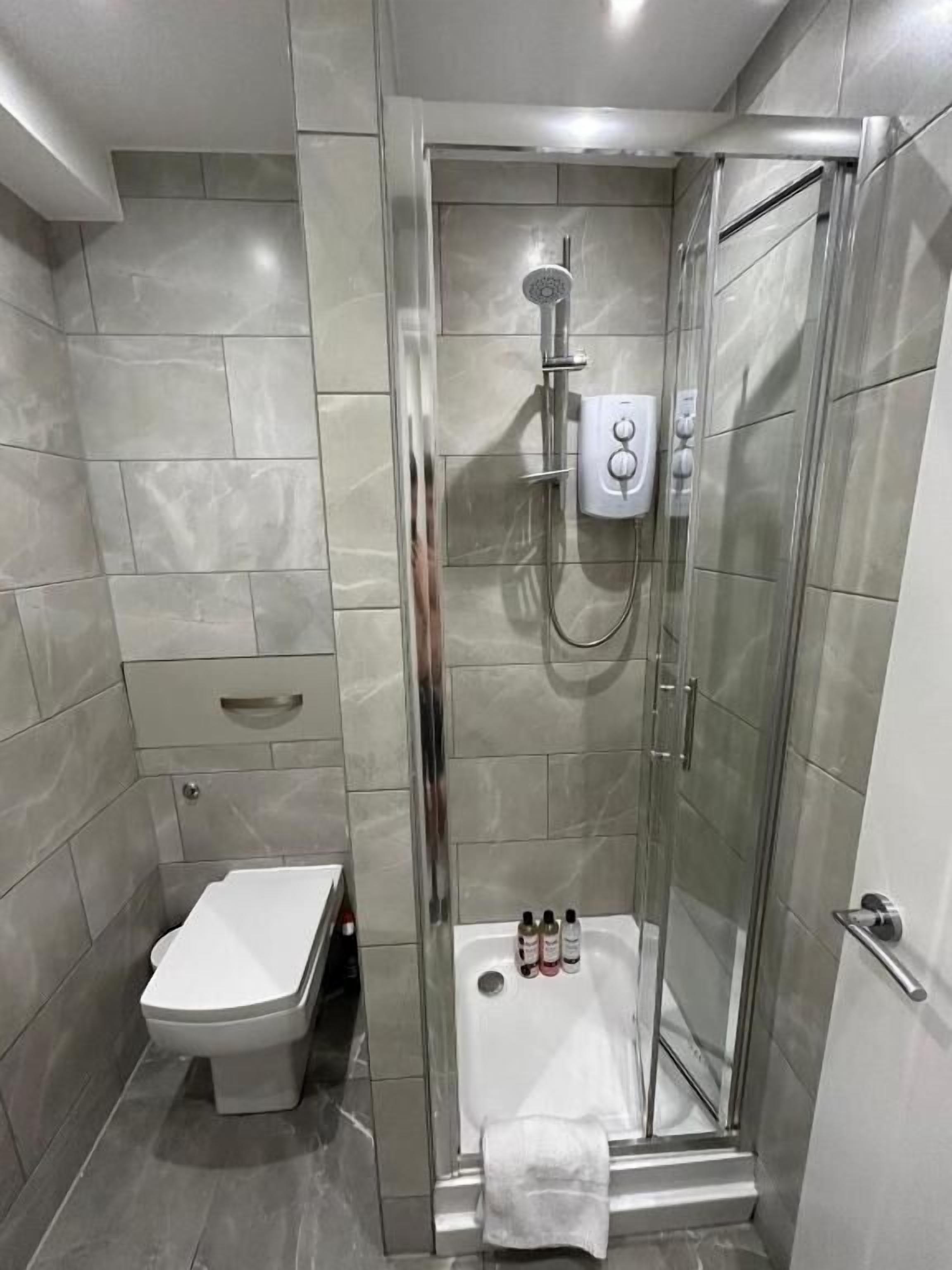 Een haardroger, handdoeken