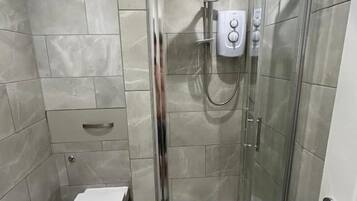 Een haardroger, handdoeken