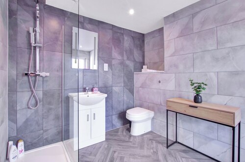 Modern 4-Bed Home | Smart TV | Garden