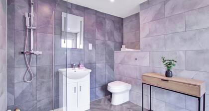Modern 4-Bed Home | Smart TV | Garden