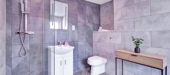 Modern 4-Bed Home | Smart TV | Garden