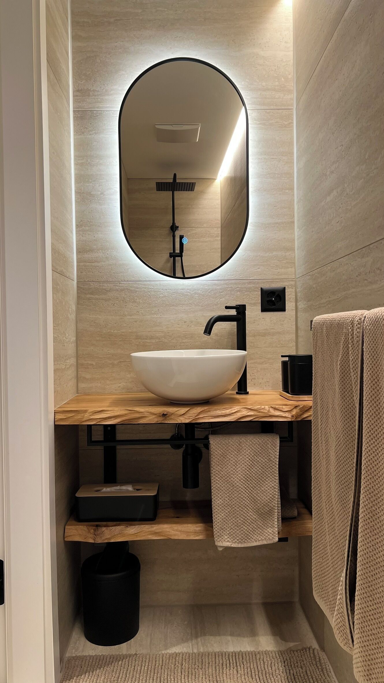 Sèche-cheveux, serviettes fournies, papier toilette