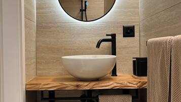 SĂšche-cheveux, serviettes fournies, papier toilette