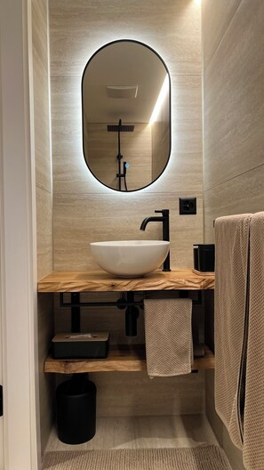 Asciugacapelli, asciugamani, carta igienica