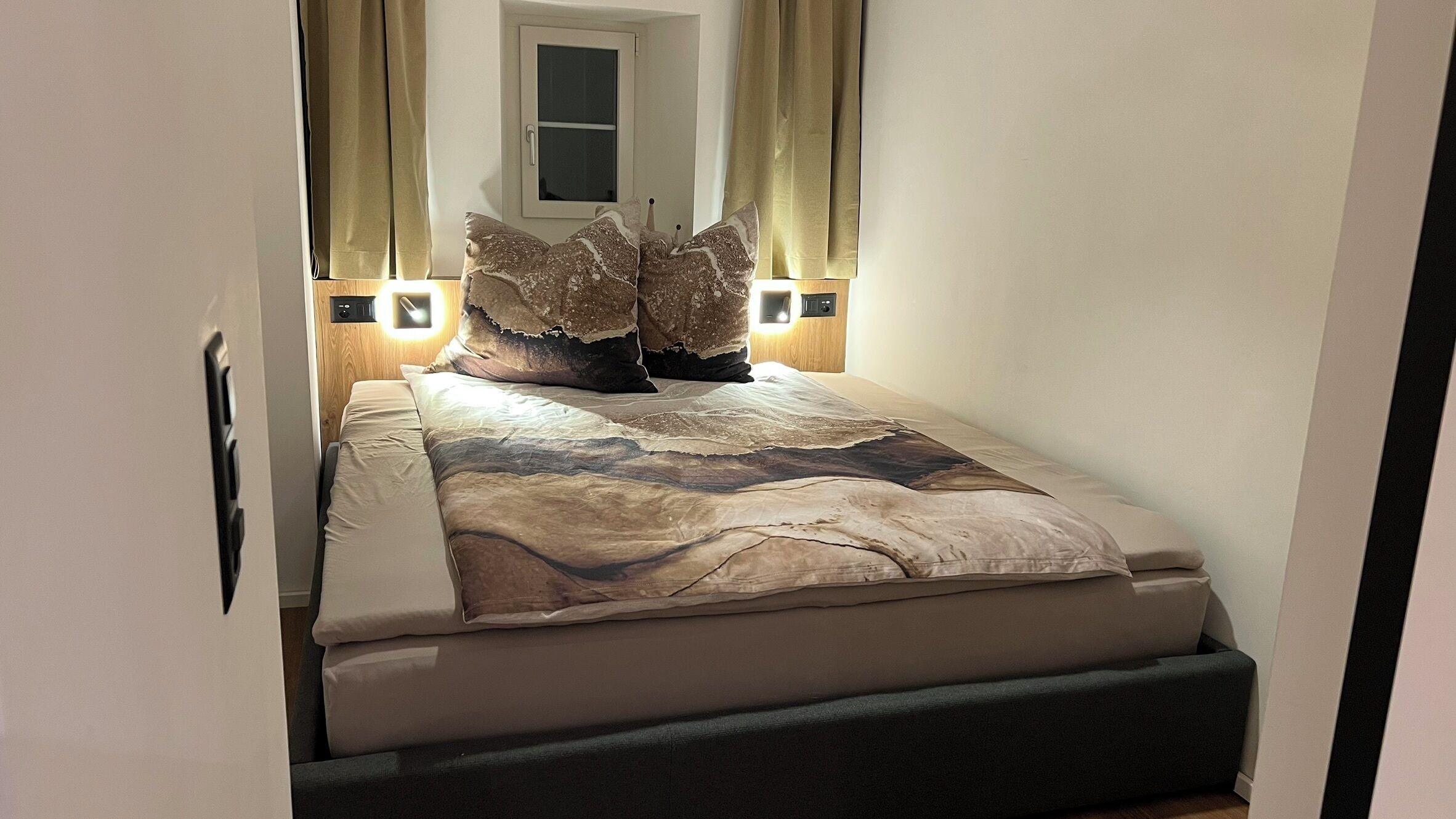 1 bedroom, bed sheets