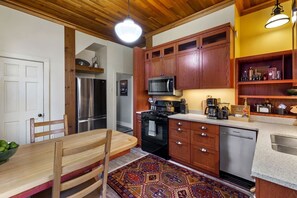 Fridge, microwave, oven, stovetop - Modern Traveler`s Loft| Walkable, Pet-Friendly (Pittsburgh)
