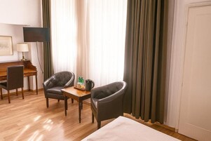 办公桌、笔记本电脑工作区、熨斗/熨板、免费 WiFi