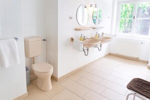 Shower, hair dryer, towels, soap - Hotel Am Ratshof (Halle (Saale))