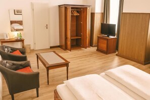 Desk, laptop workspace, iron/ironing board, free WiFi - Hotel Am Ratshof (Halle (Saale))