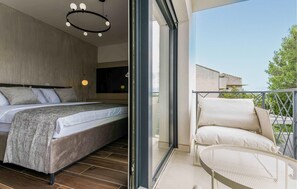 Unclassified image, 3 of 39, button