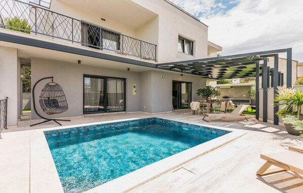 Unclassified image, 1 of 39, button