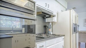 A kitchen with a stove, oven, and refrigerator. - Charter Oak's Retreat- Near Ft. Benning - Perfect for Graduations/Best Ranger (Columbus)
