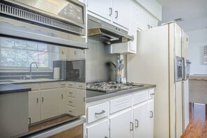 Microwave, oven, stovetop, dishwasher - Charter Oak's Retreat- Near Ft. Benning - Perfect for Graduations/Best Ranger (Columbus)