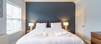 4 Bedroom Stylish House in Central Redditch