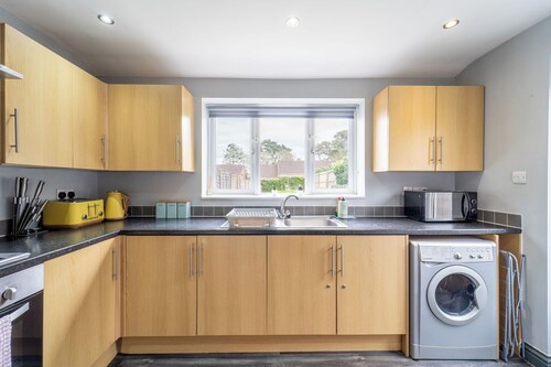 4 Bedroom Stylish House in Central Redditch