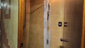 Design Shared Dormitory, Mixed Dorm | Bathroom | Shower, rainfall showerhead, soap, toilet paper - Casa del Árbol Xochimilco (Oaxaca)