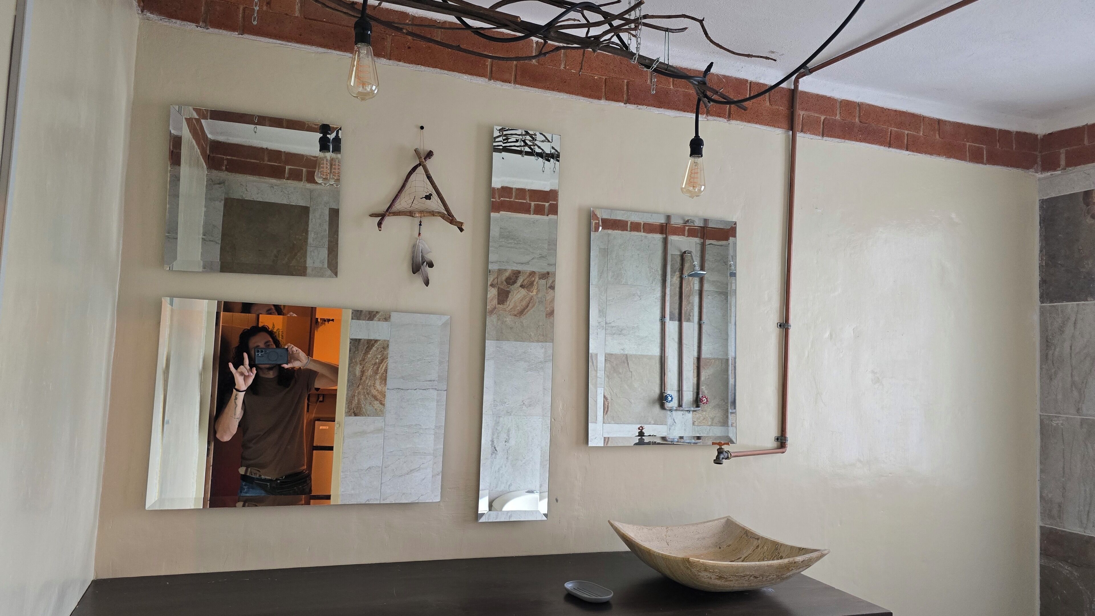 Habitación doble de diseñador, 1 cama matrimonial, vista a la montaña | Baño | Regadera, regadera tipo lluvia, jabón, papel de baño 