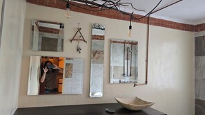 Habitación doble de diseñador, 1 cama matrimonial, vista a la montaña | Baño | Regadera, regadera tipo lluvia, jabón, papel de baño 