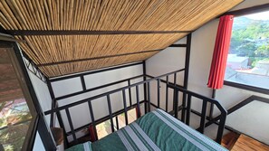 Quarto casal standard, sacada, vista para o pátio