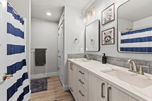 Hair dryer, towels, soap, toilet paper - Spacious Escape with an Entertainment Garage! (Nampa)