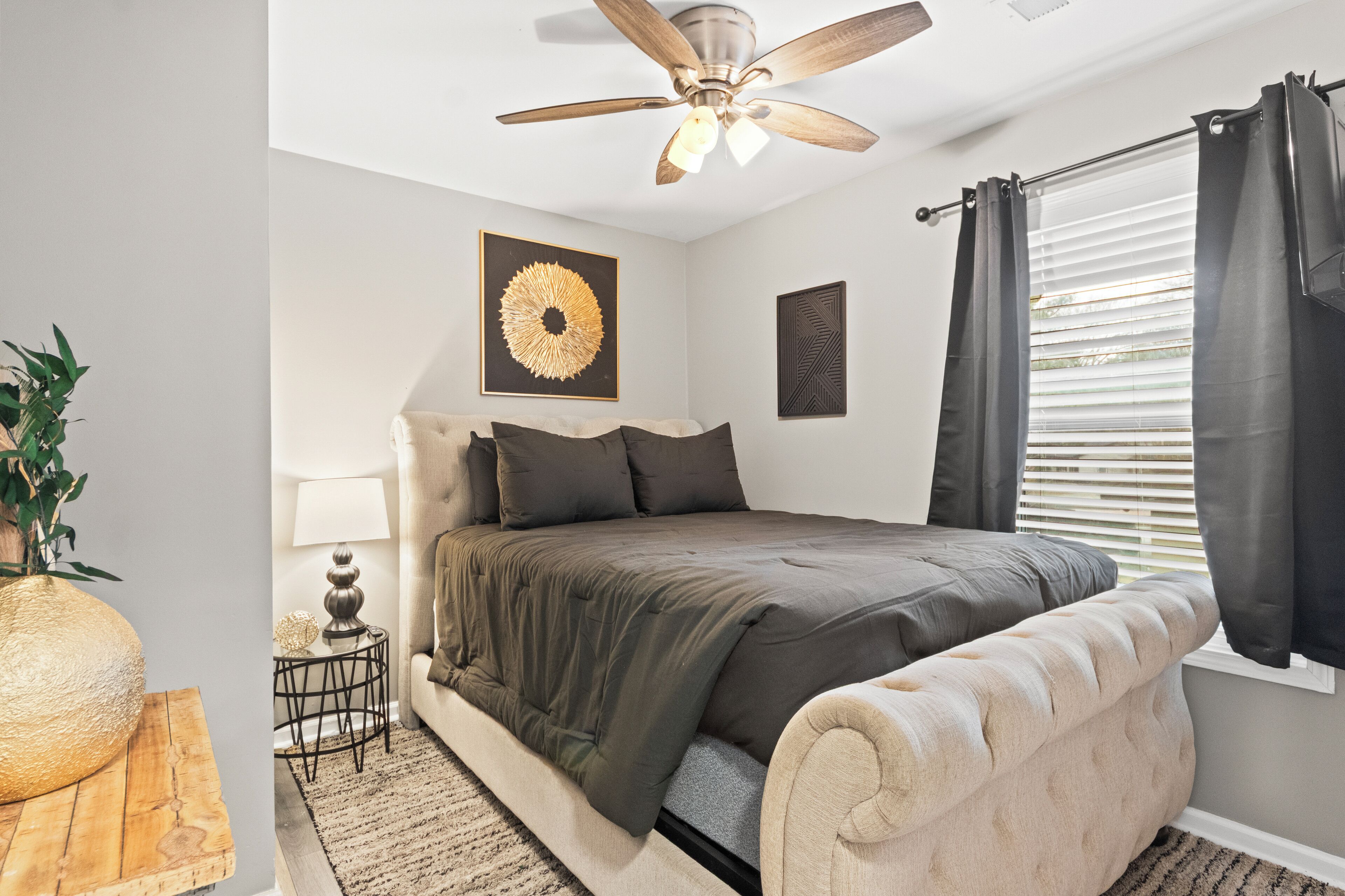 3 habitaciones, tabla de planchar con plancha, wifi y ropa de cama 