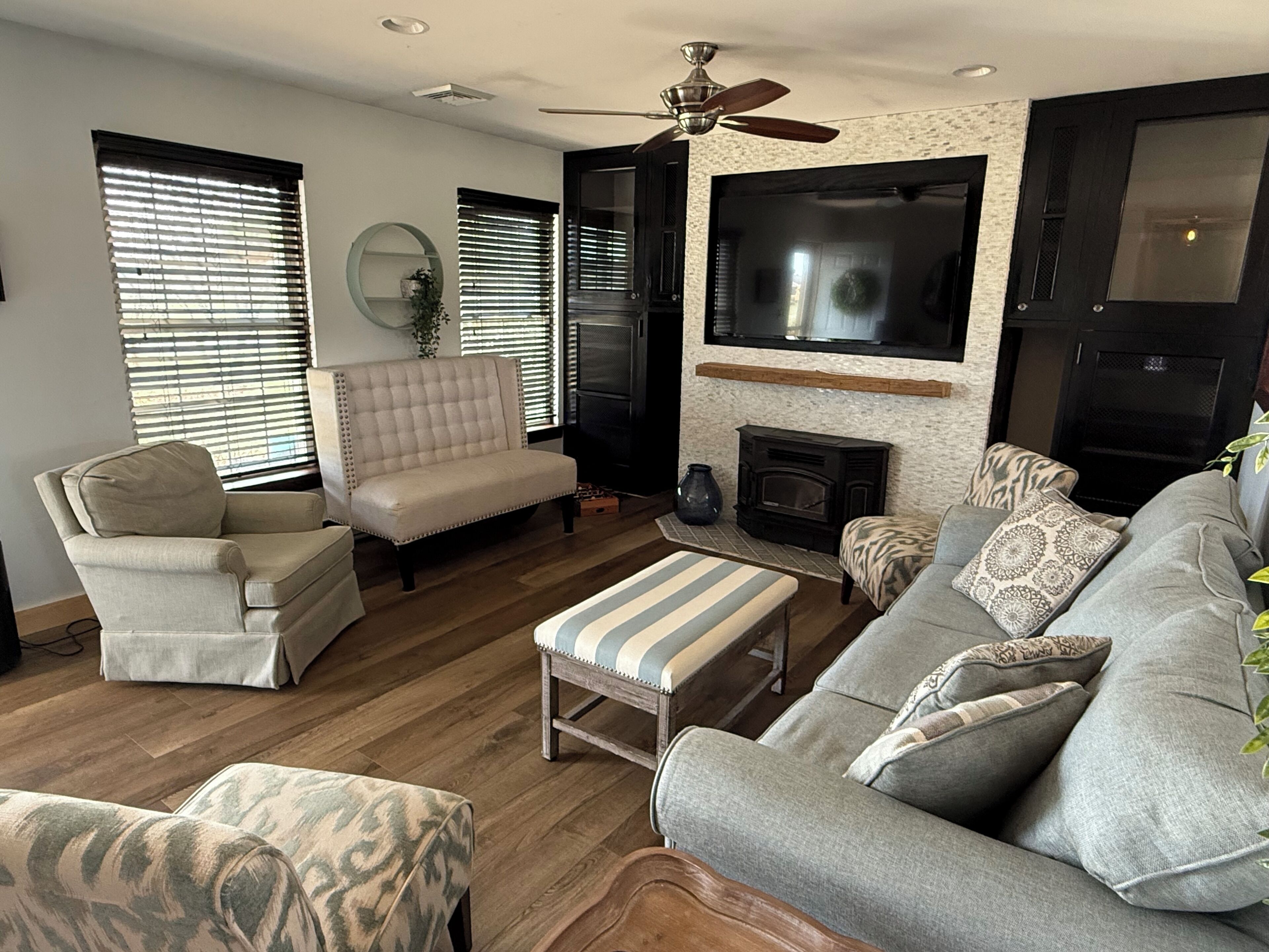 Una Smart TV, una chimenea