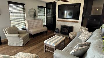 Una Smart TV, una chimenea