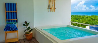 Private jacuzzi with Ocean View, 5 min from beach