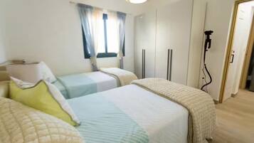 3 chambres, fer et planche à repasser, Wi-Fi, draps fournis