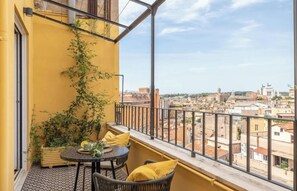 Outdoor dining - IMMERSE YOURSELF IN THE AUTHENTIC RHYTHM & ATMOSPHERE OF ROME NEAR COLOSSEUM (Roma)